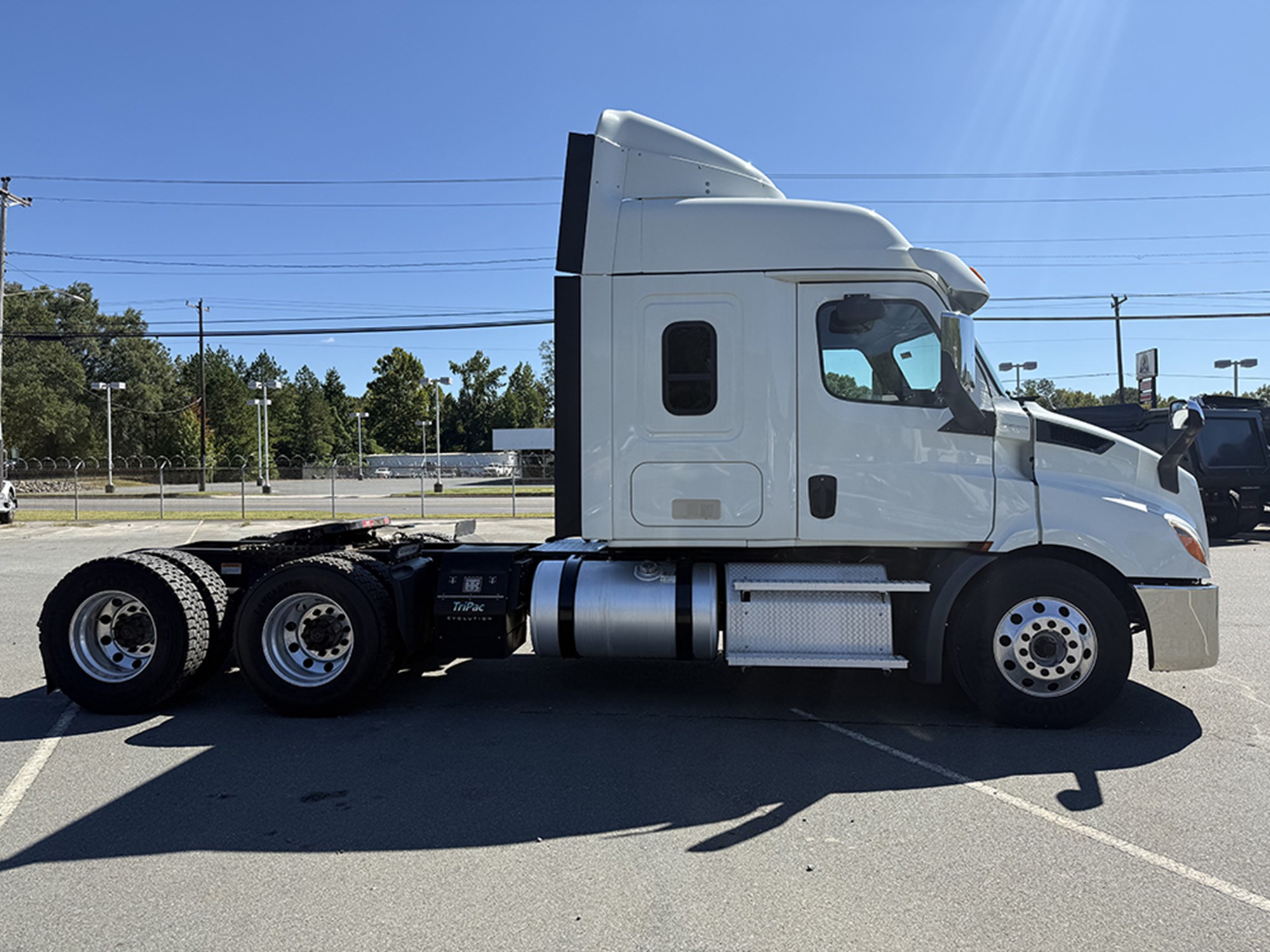 2020 Freightliner Cascadia 116 - image 3 of 6