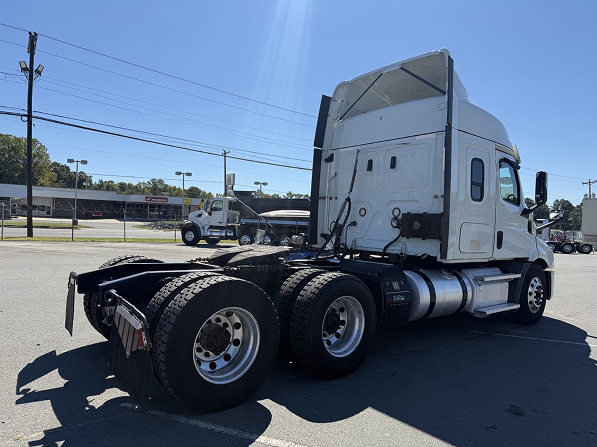 2020 Freightliner Cascadia 116 - image 4 of 6