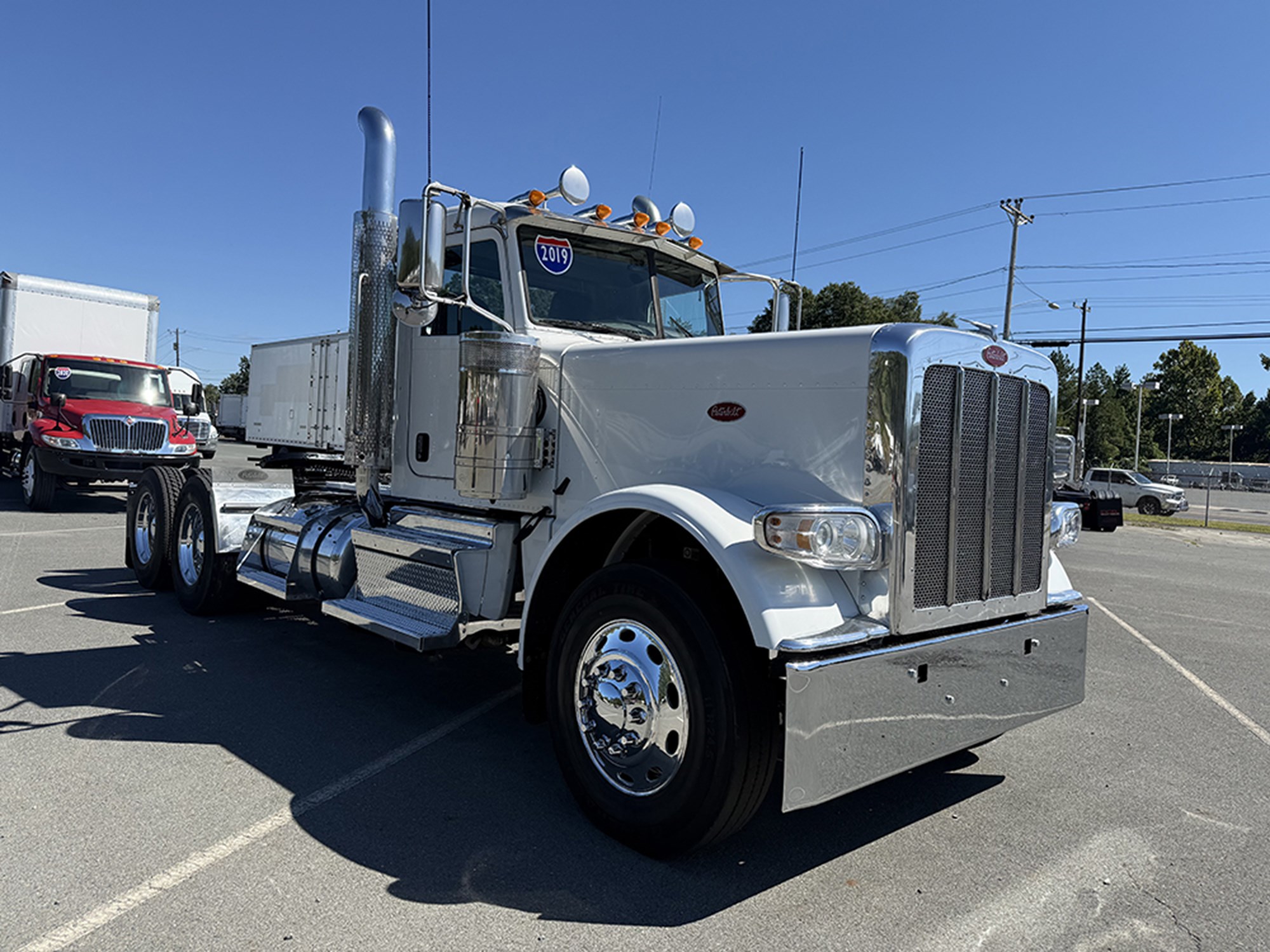 2019 Peterbilt 389 - image 2 of 6