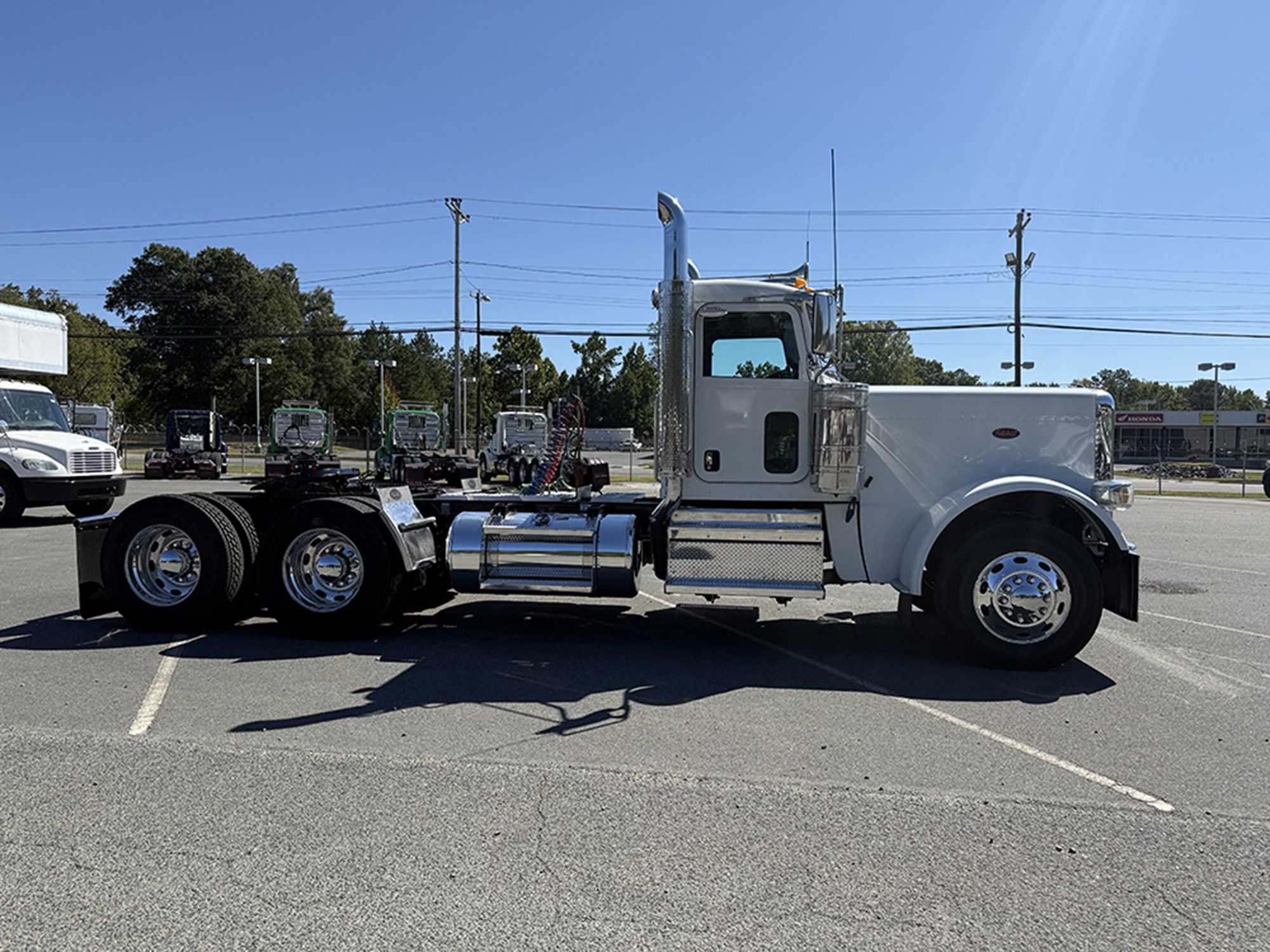 2019 Peterbilt 389 - image 3 of 6