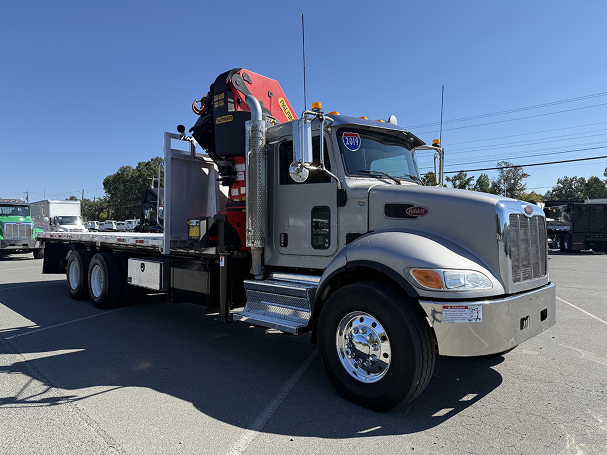2019 Peterbilt 348 2019 Peterbilt 348 - image 2 of 6