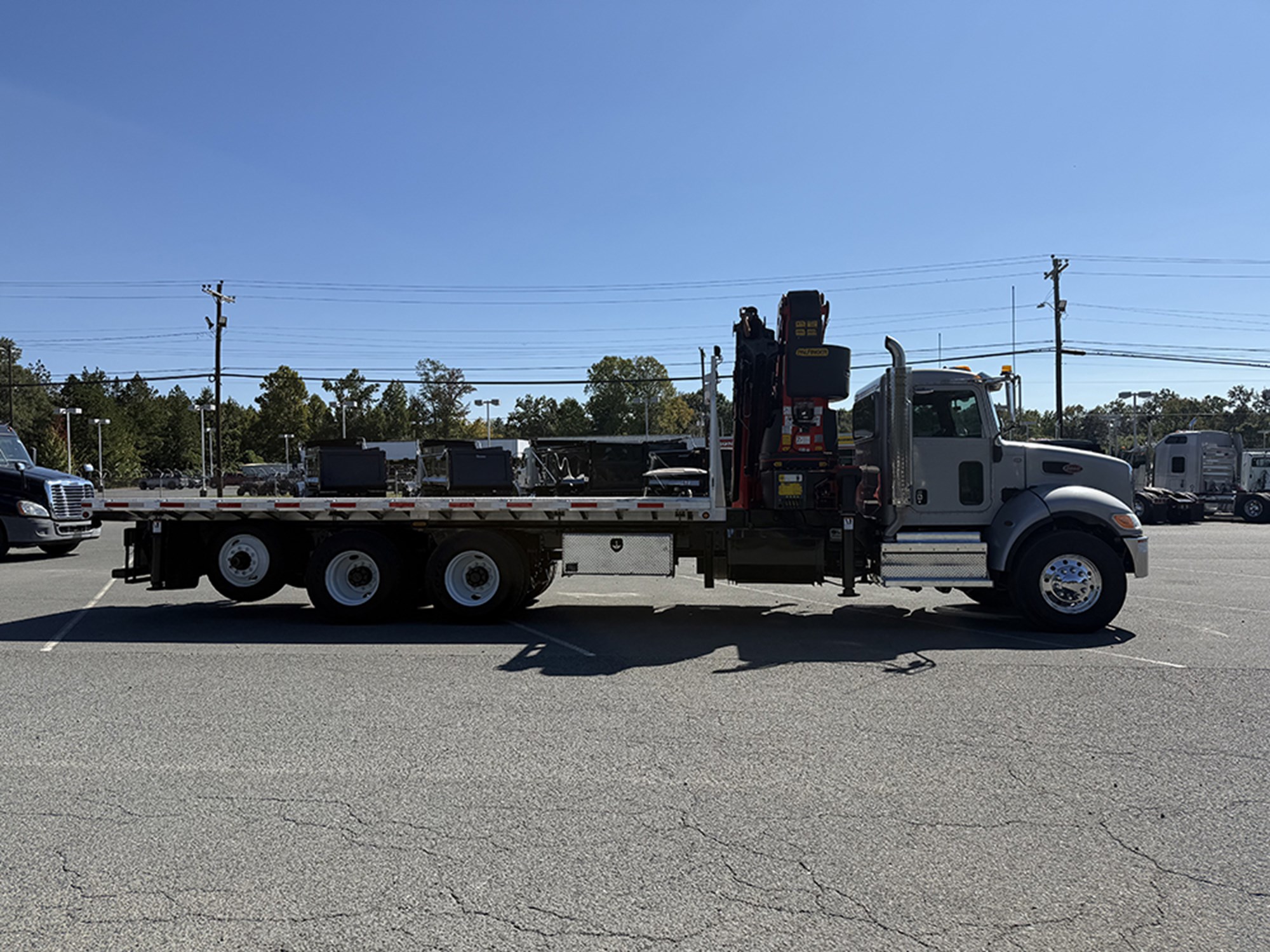 2019 Peterbilt 348 2019 Peterbilt 348 - image 3 of 6