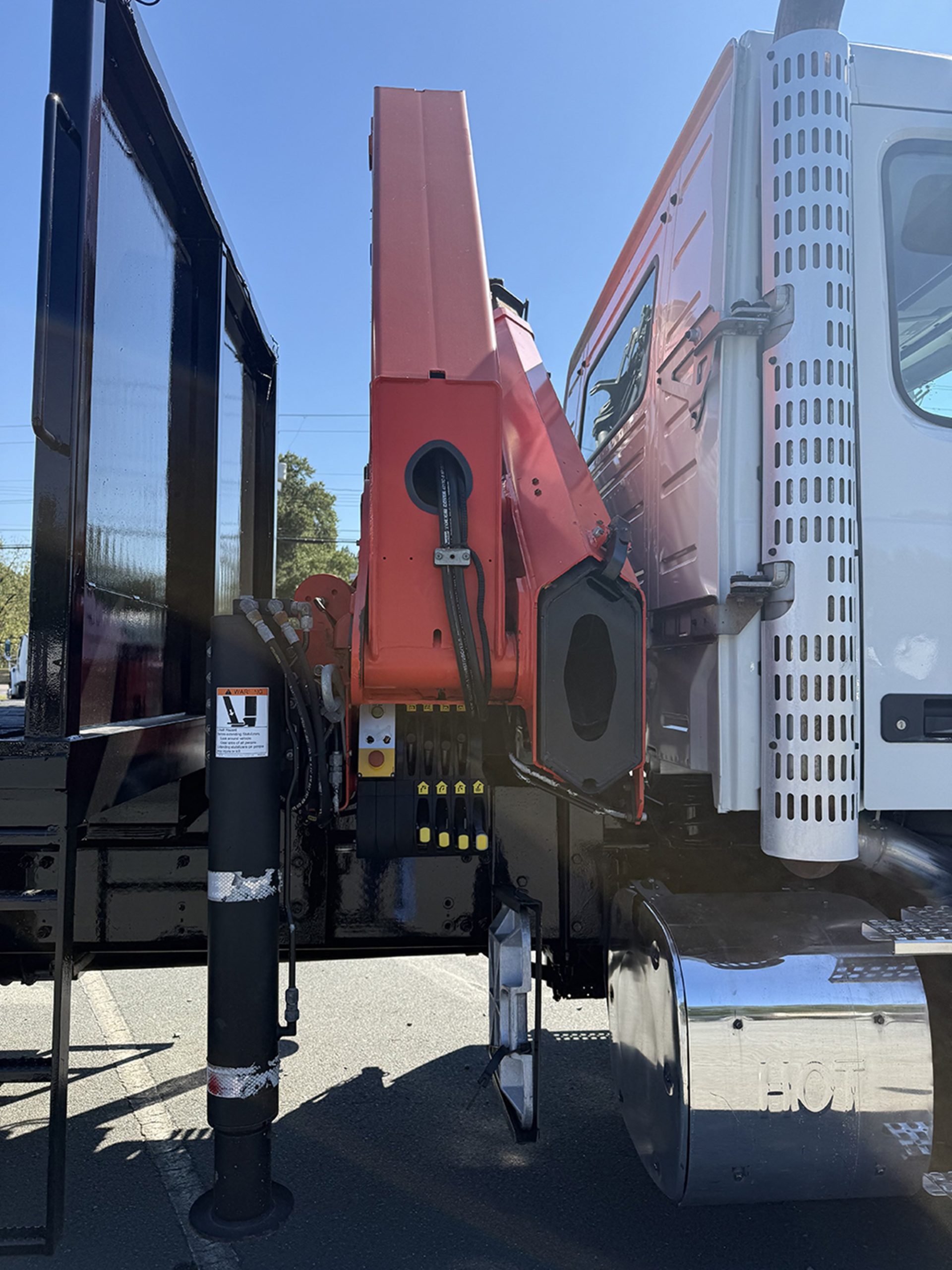 2016 Volvo VHD 2016 Volvo VHD - image 4 of 6