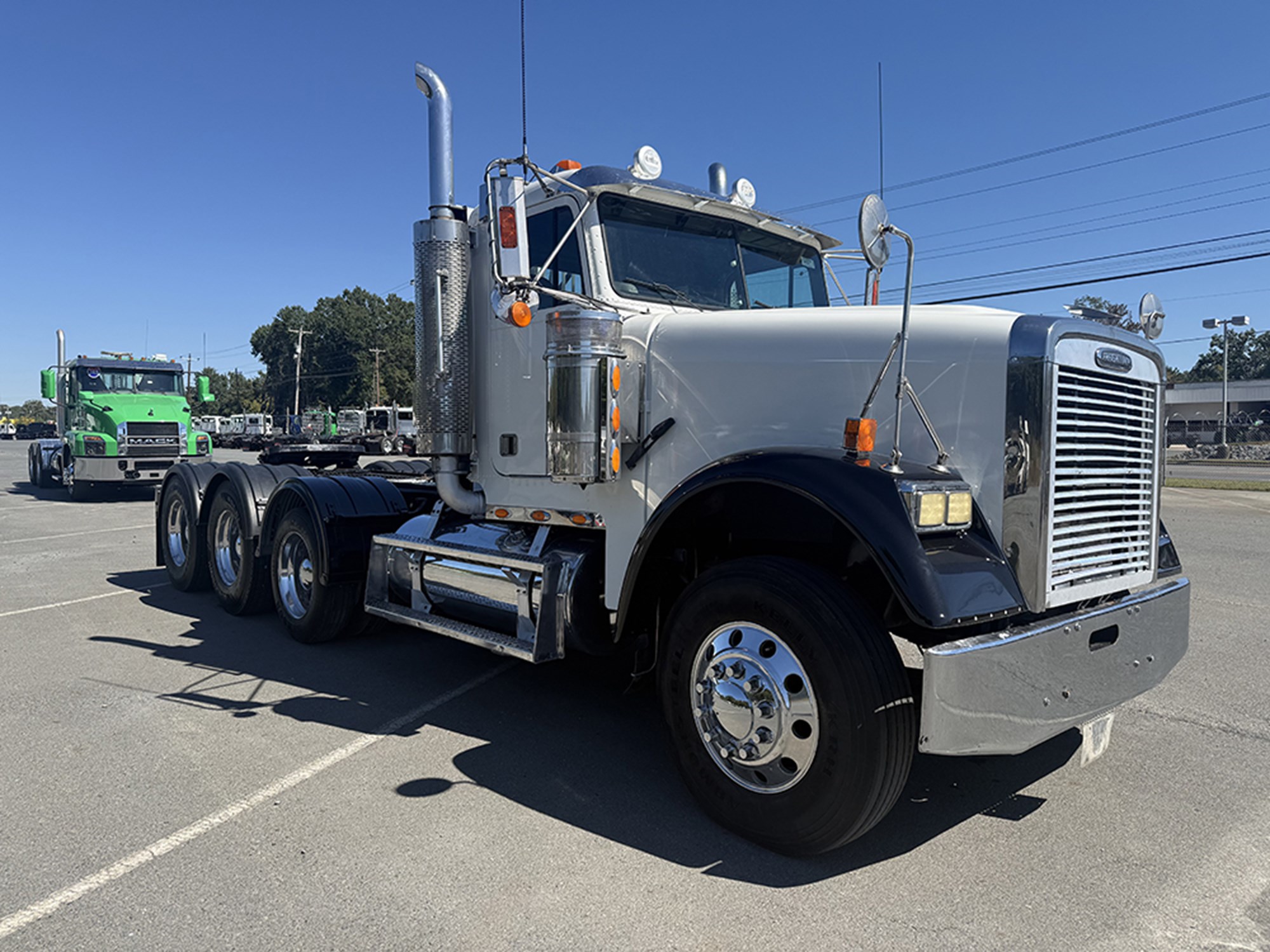 2007 Freightliner FLD120 2007 Freightliner FLD120 - image 2 of 6