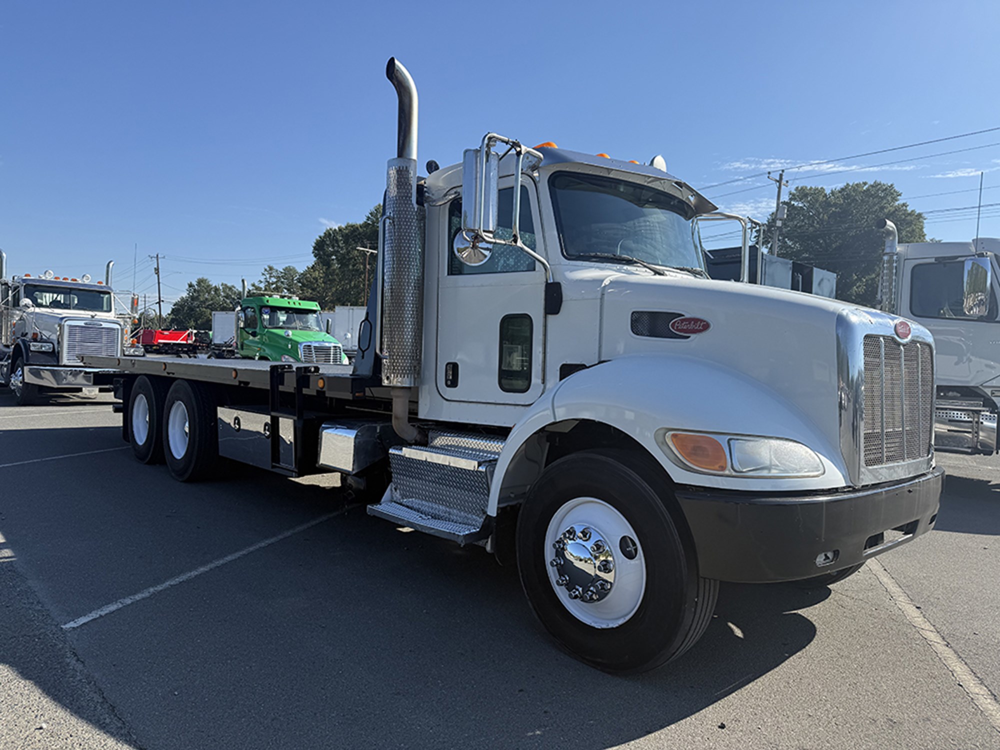 2017 Peterbilt 348 2017 Peterbilt 348 - image 2 of 6