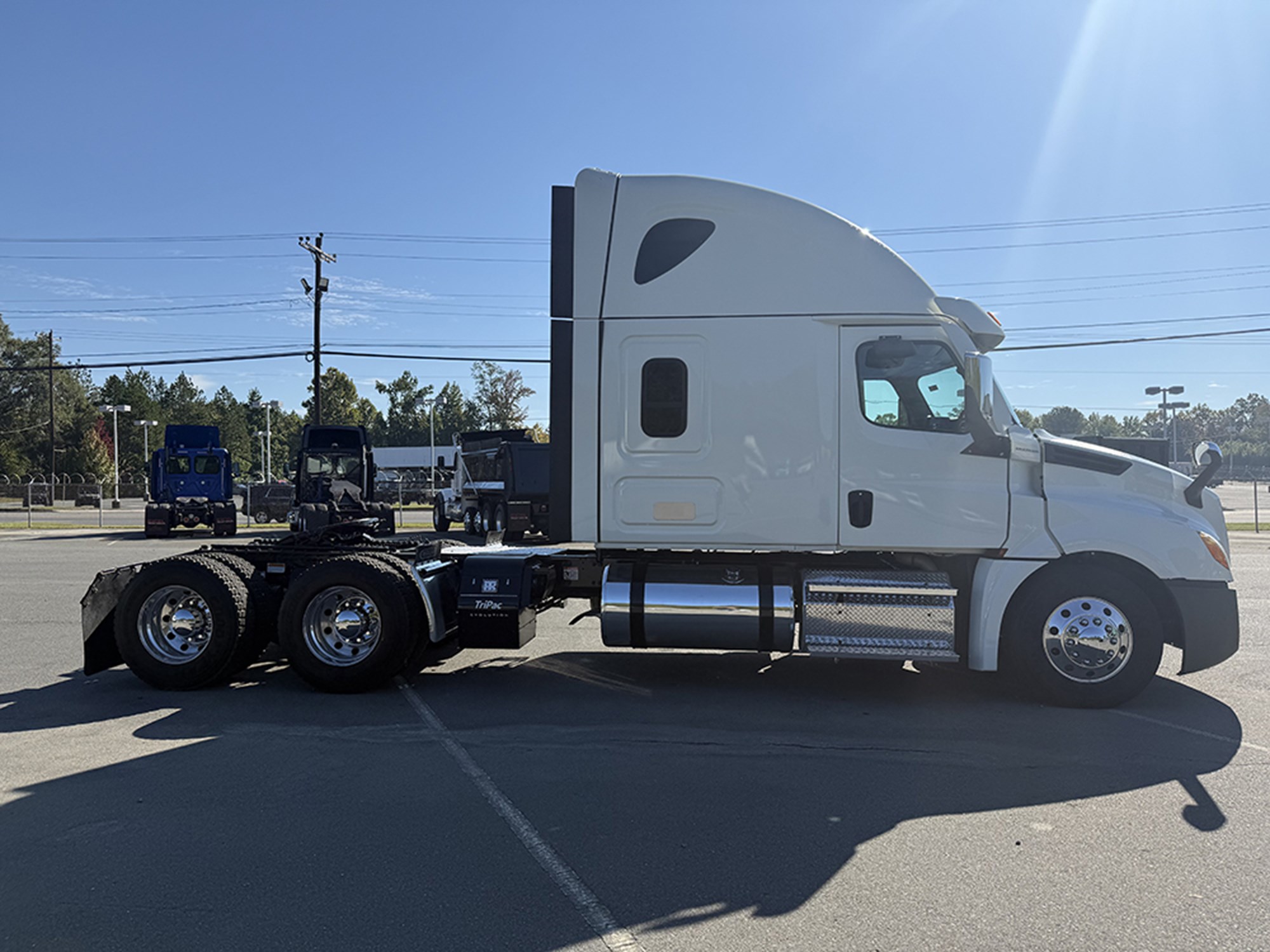 2020 Freightliner Cascadia 126 2020 Freightliner Cascadia 126 - image 3 of 6