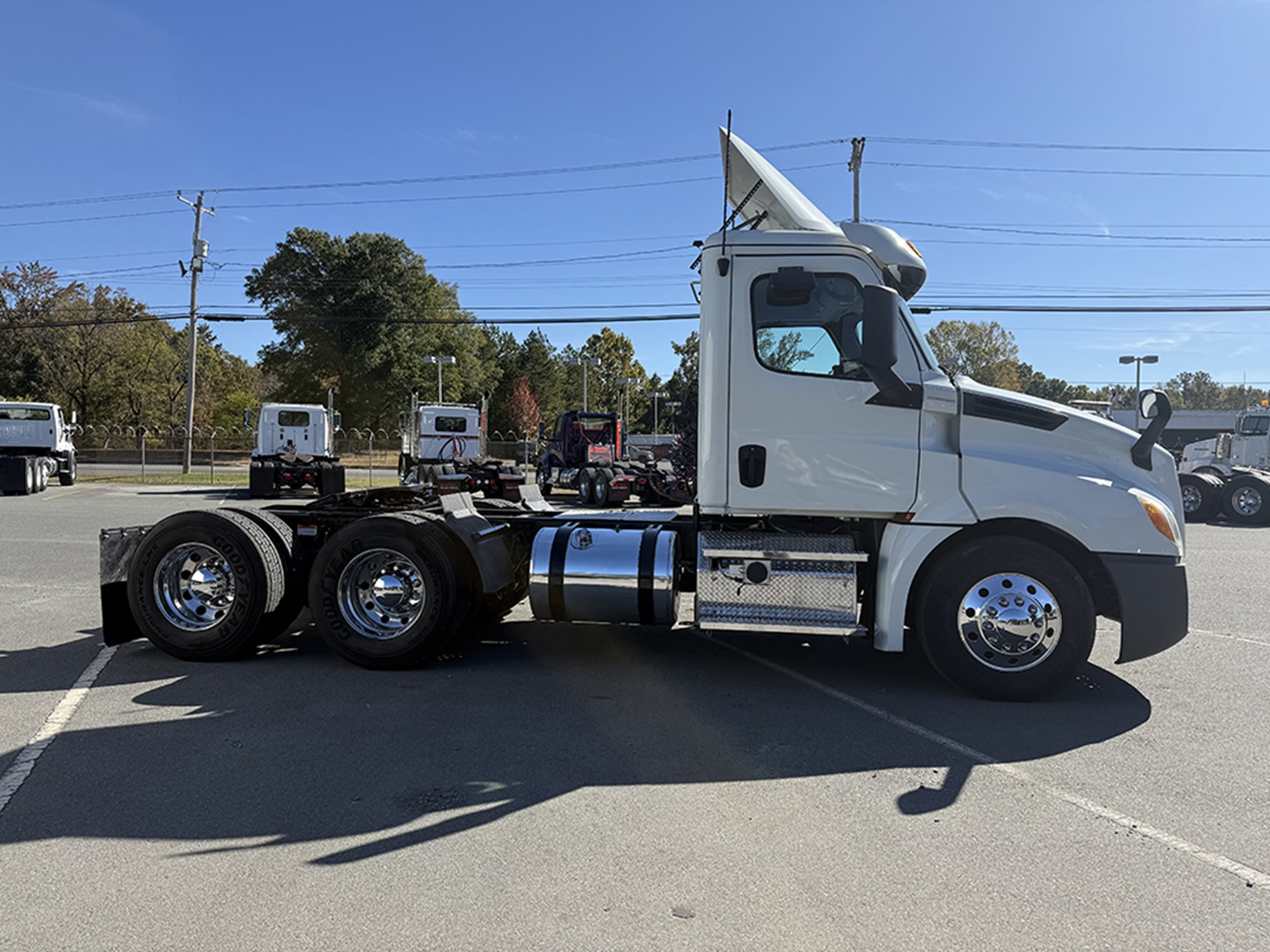 2020 Freightliner Cascadia 126 2020 Freightliner Cascadia 126 - image 3 of 6